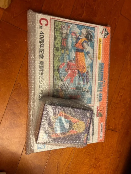 龙珠一番赏 海运到货 

都是大家伙 40周年的大彩画 

两个最终赏 魔人布欧 大猿悟空 包装很好 

完美收货
