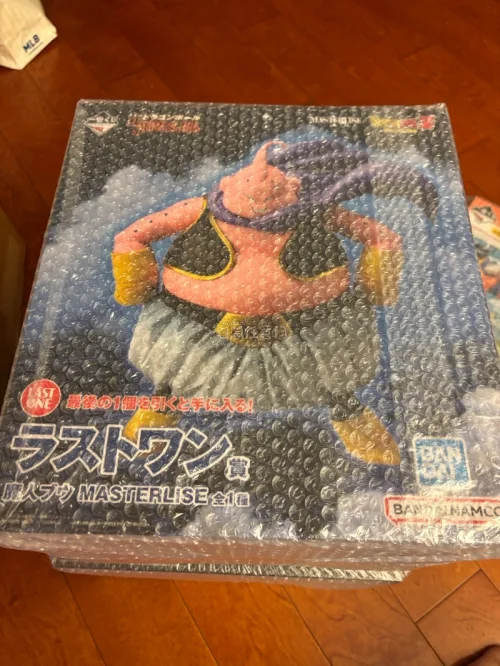 龙珠一番赏 海运到货 

都是大家伙 40周年的大彩画 

两个最终赏 魔人布欧 大猿悟空 包装很好 

完美收货