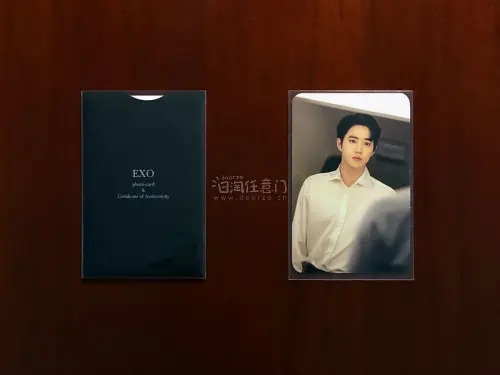 继续我的EXO周边搜集之旅~收到了期待已久的俊勉和暻秀小卡，通过挖煤姬购自煤炉，竹蜻蜓专线安全送达，对轻量小物非常友好~有俊勉的FM写真卡、手翻书set和人偶卡，温文尔雅的白衬衫造型太适合他了，真是帅到极致，惊为天人~暻秀的迷你1的mumo特典卡也很美，清新自然，充...