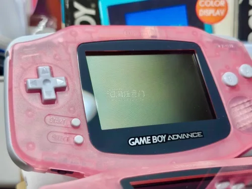 这次在煤炉淘到的Game Boy Advance成色超出预期，整机外壳磨损很少，按键回弹清脆无失灵，屏幕显示均匀没有老化发黄。转运打包严实，主机、配件齐全无磕碰，怀旧玩家入手很值，商家沟通耐心，整体海淘流程顺畅省心，复古掌机爱好者可以放心冲！