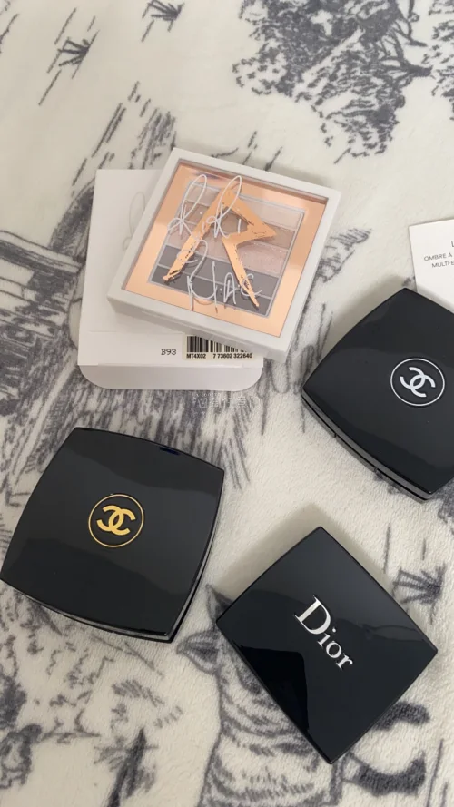 买了四盘眼影，都安全到达，两盘香奈儿，一盘Mac ，一盘dior，价格美丽，推荐使用这个软件，大概物流半个月不到能送到手里，合单得几天，但是也比较快。