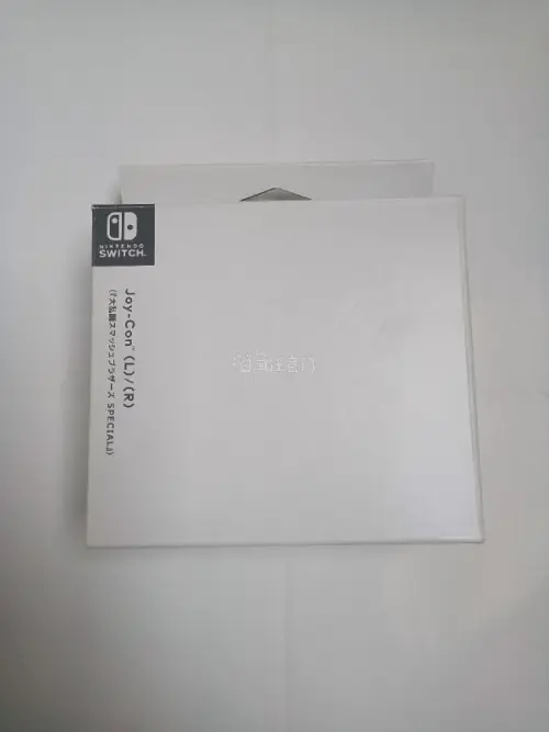 这个购入4套全新joycon手柄，每个都是八角尖尖，没有用过的痕迹。另外，这个买到了稀少的全新带盒的大乱斗限定手柄，非常稀少，物品全新没有任何问题，开心，收藏了。