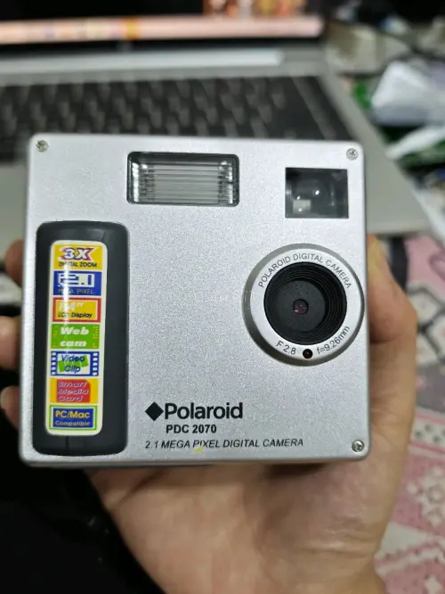 很古早的一台ccd，造型很小巧便携，像素比较低，很有复古的感觉，很适合去拍一下复古氛围感的照片，不过光线好拍照会清晰点