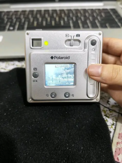 很古早的一台ccd，造型很小巧便携，像素比较低，很有复古的感觉，很适合去拍一下复古氛围感的照片，不过光线好拍照会清晰点