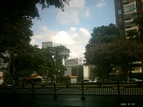 很古早的一台ccd，造型很小巧便携，像素比较低，很有复古的感觉，很适合去拍一下复古氛围感的照片，不过光线好拍照会清晰点