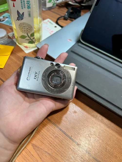 很好的一台佳能ccd，拍照冷白皮，包装的很好，无破损，卖家还赠送了相机包，物流也很快，刚下单没多久卖家就发货了，国际快递十天就拿到手了，很好用的海淘app