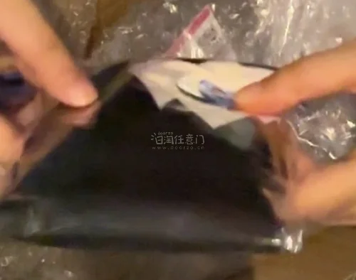 影山的扭蛋收纳袋到了 物流很顺利开心开箱！蹲了很久的影山飞雄扭蛋款小收纳袋，通过挖煤姬煤炉切煤顺利安全到家。平台操作简单自带翻译，秒切不会被抢单，仓储和合箱功能很适合慢慢囤谷。实物超精致，日常收纳小物件刚刚好。清关顺畅，到货速度超出预期，没有隐形消费。
