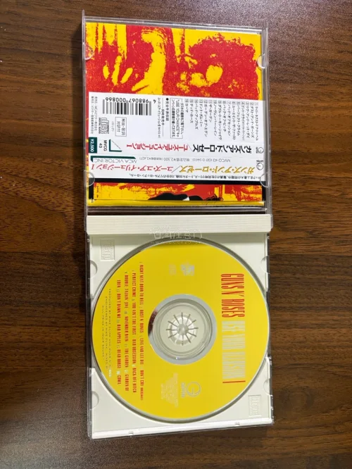 因为自己有听实体专辑的习惯，又因为国内相关专辑盗版泛滥，为了不踩坑，所以选择了海淘cd这一条路，个人觉得挖煤姬是目前用过的最好用的海淘cd软件，整体使用感觉很愉快，这一次整整下单了10张cd，都完好无损的到手了！和大家分享一下我买的cd，如果这里有你共同喜欢的cd，...