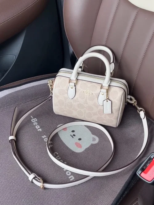 东西很好 准时收到了 用了很久了 波士顿很好配衣服 红色的托特包换了个包带 很大容量很能装 经常旅游带出去 质量也都是不错的