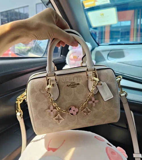 东西很好 准时收到了 用了很久了 波士顿很好配衣服 红色的托特包换了个包带 很大容量很能装 经常旅游带出去 质量也都是不错的
