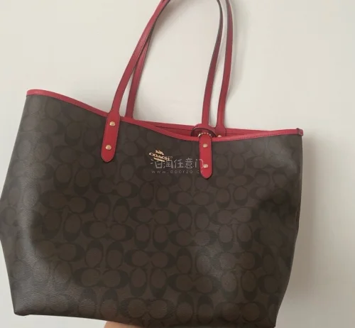 东西很好 准时收到了 用了很久了 波士顿很好配衣服 红色的托特包换了个包带 很大容量很能装 经常旅游带出去 质量也都是不错的