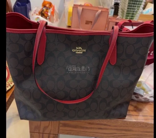 东西很好 准时收到了 用了很久了 波士顿很好配衣服 红色的托特包换了个包带 很大容量很能装 经常旅游带出去 质量也都是不错的