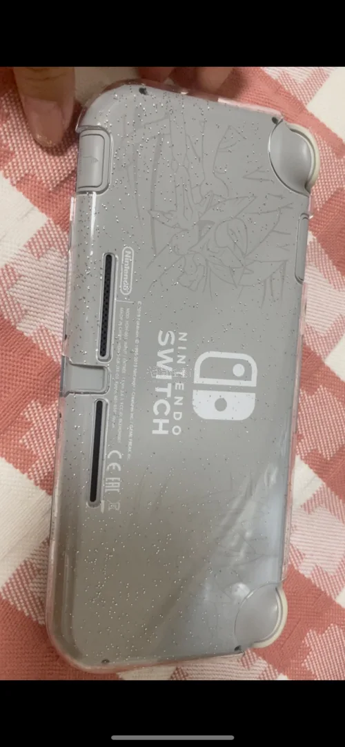 很好看的红蓝lite剑盾，价格也可以，真的很不错，打包的很结实，ems真的很推荐，非常的快，下次还会在这里购买。非常美貌啊！
