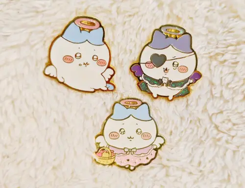 chiikawa天使恶魔的金属胸针出的早，现在市面上又没复刻，几乎处于绝版的状态，特别喜欢小八瘫倒的那款，可是国内二手平台都找不到，但天天在煤炉刷，竟然看到了好价小八胸针，还是set一起出的，太惊喜了，成功收集了很多漂亮的款式。