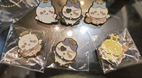chiikawa天使恶魔的金属胸针出的早，现在市面上又没复刻，几乎处于绝版的状态，特别喜欢小八瘫倒的那款，可是国内二手平台都找不到，但天天在煤炉刷，竟然看到了好价小八胸针，还是set一起出的，太惊喜了，成功收集了很多漂亮的款式。