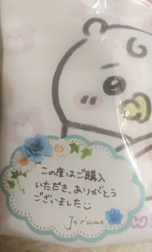 chiikawa天使恶魔的金属胸针出的早，现在市面上又没复刻，几乎处于绝版的状态，特别喜欢小八瘫倒的那款，可是国内二手平台都找不到，但天天在煤炉刷，竟然看到了好价小八胸针，还是set一起出的，太惊喜了，成功收集了很多漂亮的款式。