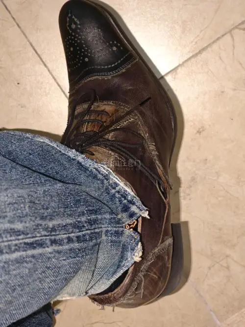 很愉快的交易，到手后真的觉得太值太值，卖家鞋子和鞋盒保存的都很好，到手像新的一样。而且靴子拿在手上很精致，就如同艺术品一般让人爱不释手，这波必须好评??