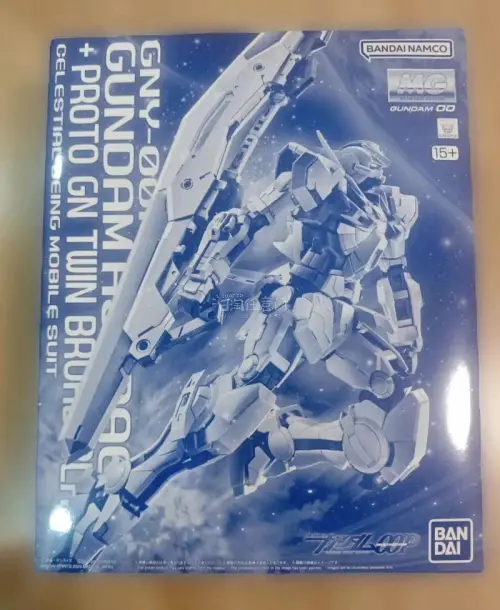 全称：MG GNY-001 正义女神高达 + Proto GN Twin Broad Blade
发售渠道：万代PB网络限定，2023年再版，出自《机动战士高达00
原型基底：MG正义女神基础套件，追加专属巨型GN双刃巨剑配件包，纯白主体配色
好看