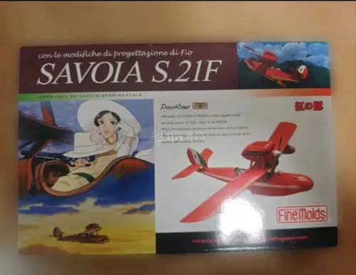 厂商：FineMolds（日本高端模型厂，整套模具宫崎骏亲自监修）作品出处：宫崎骏《红猪》后半段菲奥改装升级款S.21F水上飞机，区别于前期原版S.21产品形态：半完成涂装拼装套件（预上色成品件，无需大面积喷涂，磁吸组合结构）。比例：1/72
 标配内容：预上色机身...