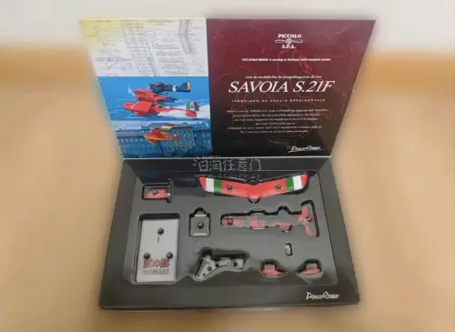 厂商：FineMolds（日本高端模型厂，整套模具宫崎骏亲自监修）作品出处：宫崎骏《红猪》后半段菲奥改装升级款S.21F水上飞机，区别于前期原版S.21产品形态：半完成涂装拼装套件（预上色成品件，无需大面积喷涂，磁吸组合结构）。比例：1/72
 标配内容：预上色机身...