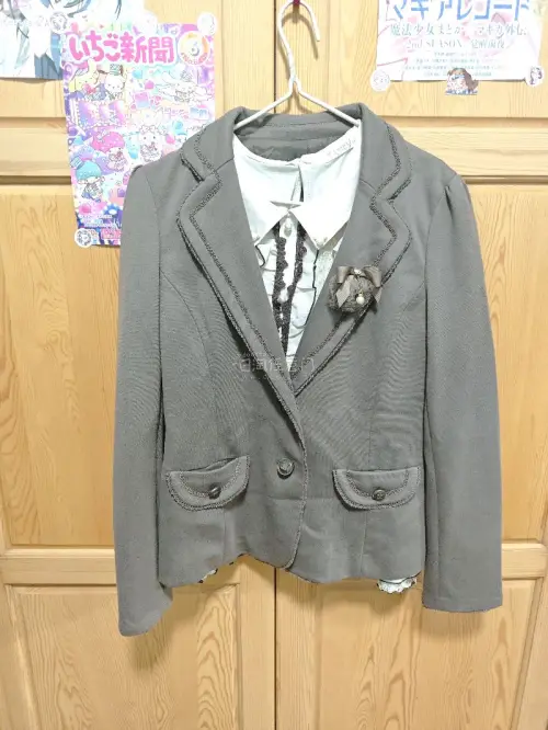 这次是我在挖煤姬买到的日牌卒业服套装(❁´◡`❁)*✲ﾟ*
是不是看起来状态很好很优雅呢!同时质地也很柔软!面料也很好!
这次我用的是air小宝线路!发货很快，包装很贴心(❁´◡`❁)*✲ﾟ*很好的一次购物体验