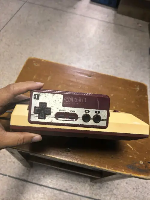 这次有买了台经典红白机，老任的造型设计真的没得说，即使放到现在也不过时。原版FC只有RF接口，我家正好有支持接口的电视，插好线材，调好频道，开机 哈哈熟悉的画面又来了！感谢任意门！