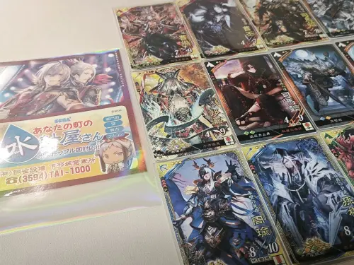 仍然是大战卡片集图鉴，这一箱合单了很多张，原包装保留非常好，卡片状态很棒，包装盒轻微战损但有气泡膜里面的物品很安全。