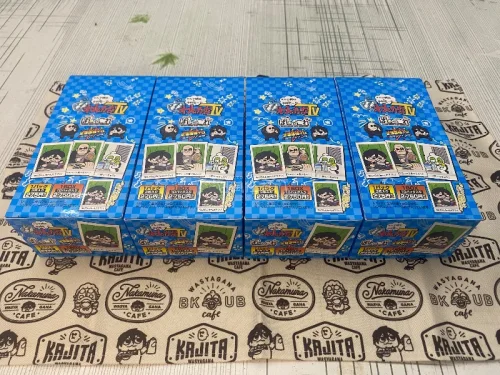 这里可以直接在a店买预售商品，很方便，操作简单便利，快递包裹坚固耐用，到手八角尖尖，保护地很好。买了四盒卡，开箱抽卡的时候量大管够，全收集哈哈。物流也很快，十几天就到了，体验感很好。