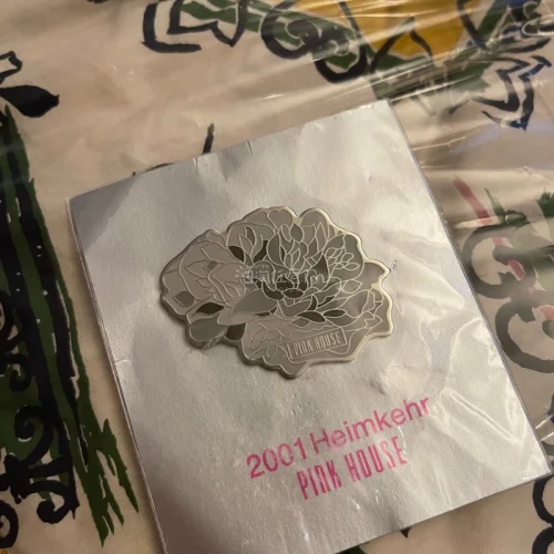 蹲到了心心念念的塗鴉貓咪sk！非常童趣可愛的柄圖，純棉布料很好打理，版型也很喜歡，自帶蓬度。
這次還買了些其他東西，包裝得很好。發貨也很快。