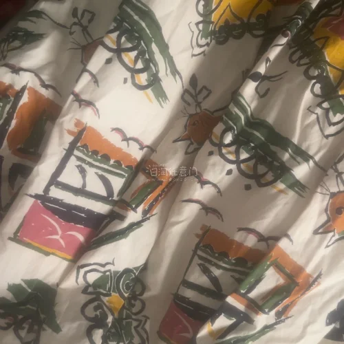 蹲到了心心念念的塗鴉貓咪sk！非常童趣可愛的柄圖，純棉布料很好打理，版型也很喜歡，自帶蓬度。
這次還買了些其他東西，包裝得很好。發貨也很快。