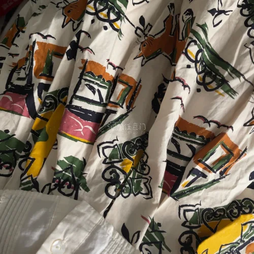 蹲到了心心念念的塗鴉貓咪sk！非常童趣可愛的柄圖，純棉布料很好打理，版型也很喜歡，自帶蓬度。
這次還買了些其他東西，包裝得很好。發貨也很快。