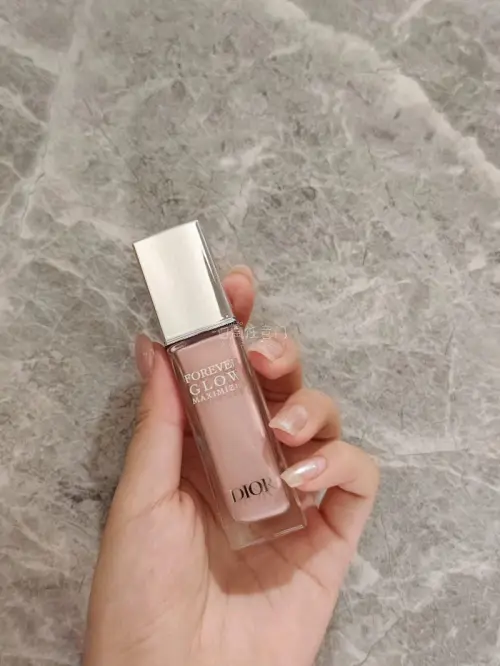 挖煤姬这次入手Dior高光液体验极佳，质地顺滑轻薄，细闪细腻不显毛孔。而且发货也很快，上脸是高级水光缎光，贴合底妆不易脱妆，还能充当腮红，打造通透好气色，值得回购。