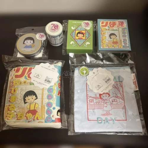樱桃小丸子的周边，已经早早售罄，国内的二手都很贵靠在这平台淘到了全套，物流挺方便的，一个月左右收到，泡沫纸填充也都有，无磕碰伤。