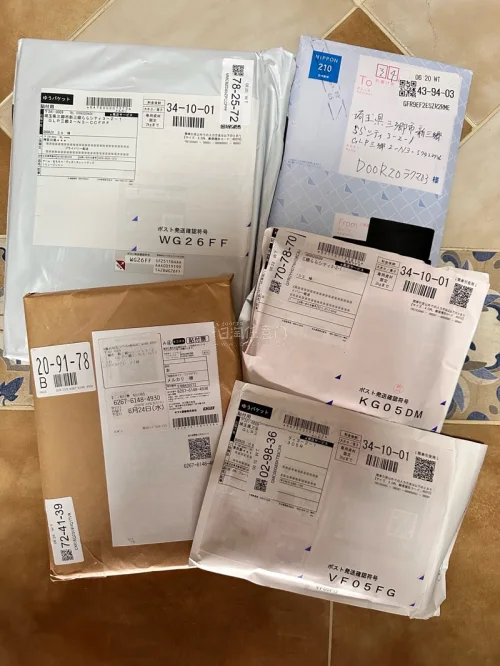收到了一箱合单，每个卖家都仔细认真的包装了自己卖出的商品，满满一箱打开以后看到自己喜欢的写真和CD心情确实非常激动开心?