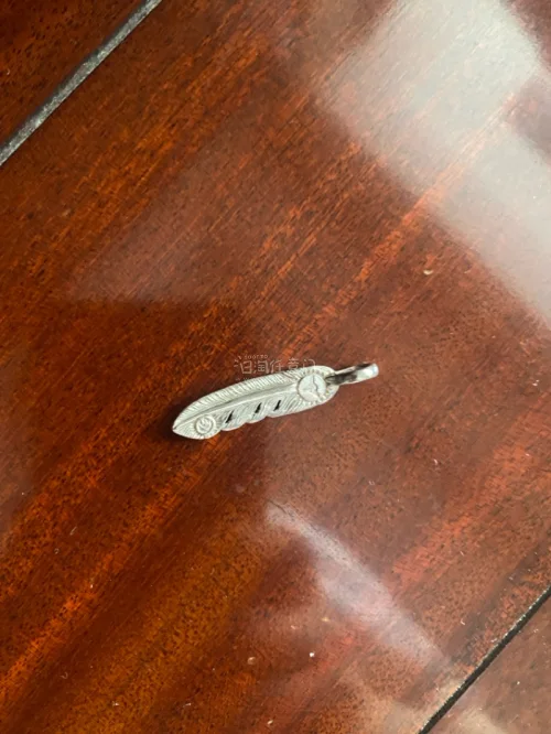 买了高桥吾郎的平替款，但是工艺非常到位，羽毛刻画很生动，可以单戴也可以和其它珠子DIY，包装也非常好。