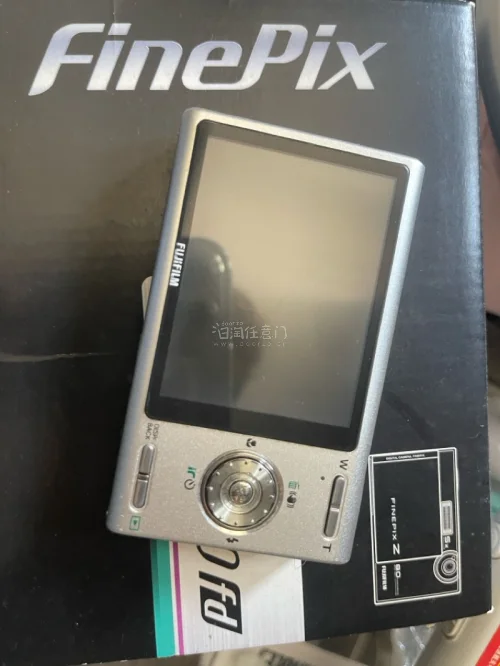 一直很喜欢这款相机，在这里终于找到了拍出来色彩非常好看，而且很小很轻放在小的口袋里就可以带走，发货速度也很快，每次不到半个月就能拿到