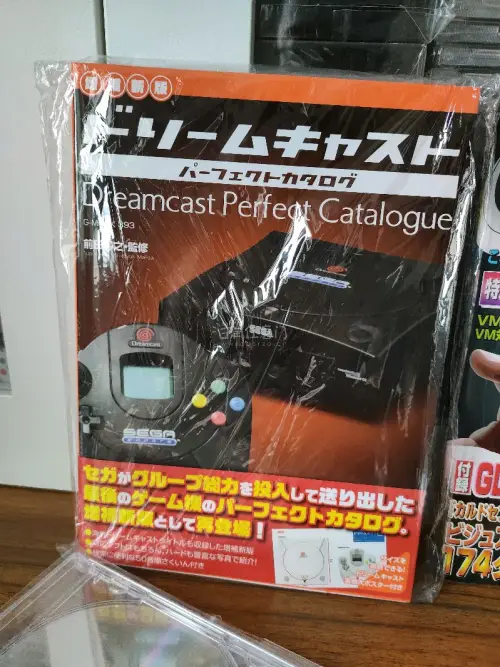 这单收了一本世嘉dc游戏目录的增补版，里面补充了详细的欧美版dc游戏，dc粉丝必须收的一本工具书，另外还收到了一个dc游戏稀有的vm记忆卡的全小游戏及金手指。最后洗了一张土星版的心跳回忆初代游戏，可惜成色一般。