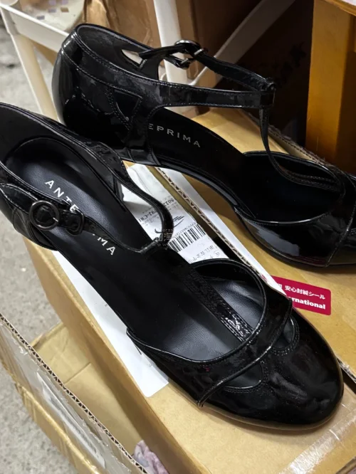 这次在挖煤姬淘的两双鞋子和小裙子安全下车！品相完好无瑕疵，平台操作简单，打包防护到位，转运流程清晰，海淘日系美衣太方便，强烈推荐。