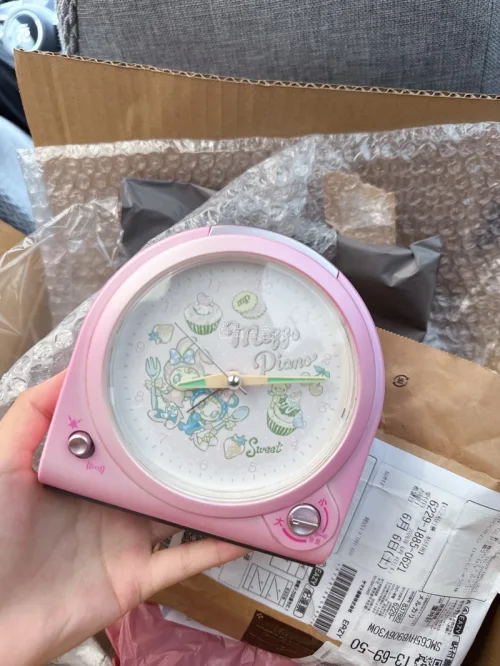 超级开心！！超乎我的想象，包裹得很严实，闹钟也非常干净，裙子的成色超乎我的预期，特别特别漂亮，衣服也很新，物流超级快一眨眼就到了哈哈哈