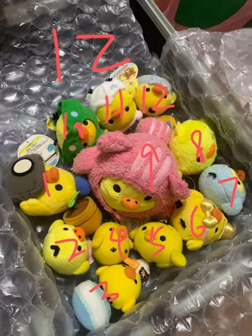 标题：标题：超满意的小黄鸭玩偶囤货分享

这次入手了一大堆可爱的小黄鸭毛绒小挂件，每一只造型都各有特色，配色鲜活饱满，做工精致没有多余线头。店家打包严实，玩偶全程没有磕碰变形。品相远超我的预期，摆放在桌面或者挂在包包上都十分合适。种类丰富可以随心挑选，性价比很高，一...