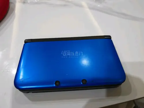 收到很好的3DSLL蓝黑色，很棒