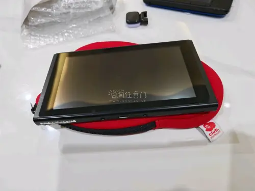 这个马里奥帽子是任天堂俱乐部的积分兑换品，买了个成色还是很不错的，小小个很可爱，用来放一个NDSL都可以的，然后这个switch这个单机，这个成色也很不错，整体这一次购物还是很满意的，给好评