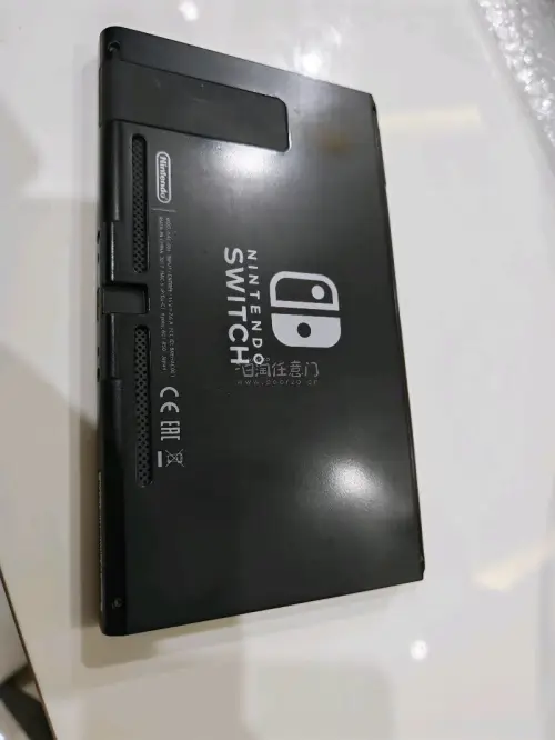 这个马里奥帽子是任天堂俱乐部的积分兑换品，买了个成色还是很不错的，小小个很可爱，用来放一个NDSL都可以的，然后这个switch这个单机，这个成色也很不错，整体这一次购物还是很满意的，给好评