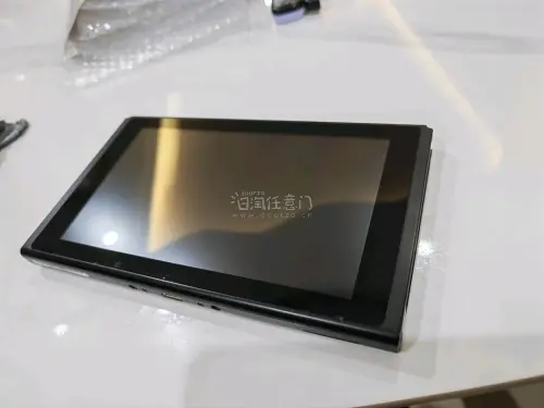 这个马里奥帽子是任天堂俱乐部的积分兑换品，买了个成色还是很不错的，小小个很可爱，用来放一个NDSL都可以的，然后这个switch这个单机，这个成色也很不错，整体这一次购物还是很满意的，给好评