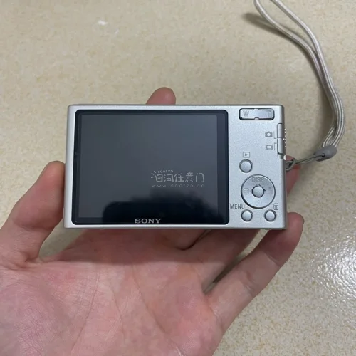 最近入手这台日版索尼DSC-W320，真的有种回到千禧年的感觉。机身是经典的银色卡片机，滑盖开机很顺手，拿在手里小小的一只，出门揣包也不占地方。它的拍照氛围很柔和，尤其适合拍日常、街景、咖啡店和复古穿搭，画面带一点旧数码相机的颗粒感，不是现在手机那种过度锐化的质感。...