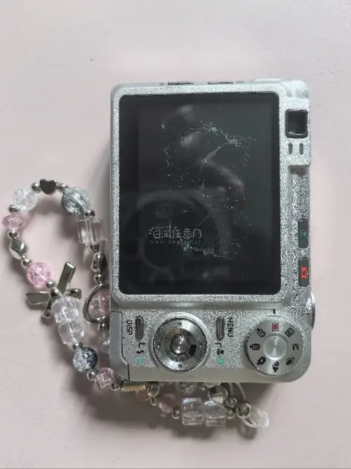 终于收到心心念念的CCD！挖煤姬打包防护到位，机身无磕碰，镜头干净无霉，出片自带复古胶片感。操作易懂，物流稳定，客服回复及时，靠谱平台，推荐喜欢复古相机的朋友！
