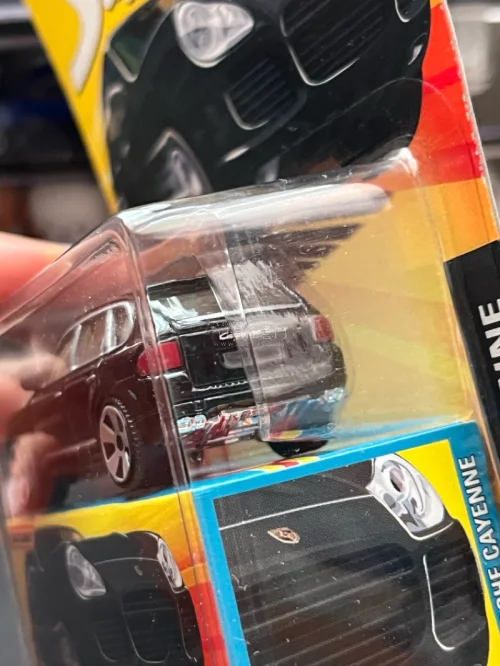 好久没买Matchbox了，这个Superfast版本的黑色卡宴Turbo一直是我愿望单上的车型，这次以超好价收到了，可能岛国那边玩Matchbox的玩家比较少，顺便还收了喜欢的9x8美版厂贴，非常喜欢的车型。