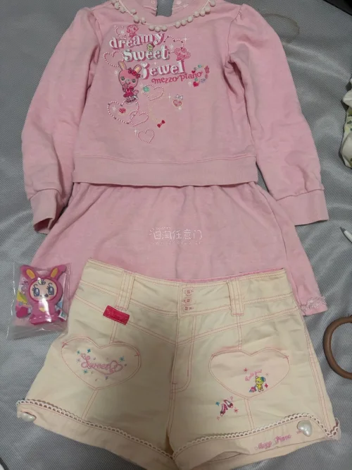 这次在挖煤姬竹蜻蜓转运入手了mezzo piano粉色儿童长袖连衣裙和可爱的贝莉耶手指玩偶，整体购物体验特别顺畅。连衣裙成色接近未使用，面料柔软舒服，版型乖巧，130尺码很合适；手指玩偶全新未拆，做工精致，细节满满。日本本土下单流程简单，入库称重清晰，优惠券抵扣后性...