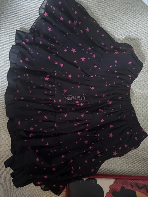 这条半身裙甜酷氛围感拉满，黑底搭配玫粉色星星印花十分亮眼，层层蛋糕裙的版型蓬松灵动，自带防走光内衬，雪纺面料轻盈，非常适配亚文化、日系辣妹风格。