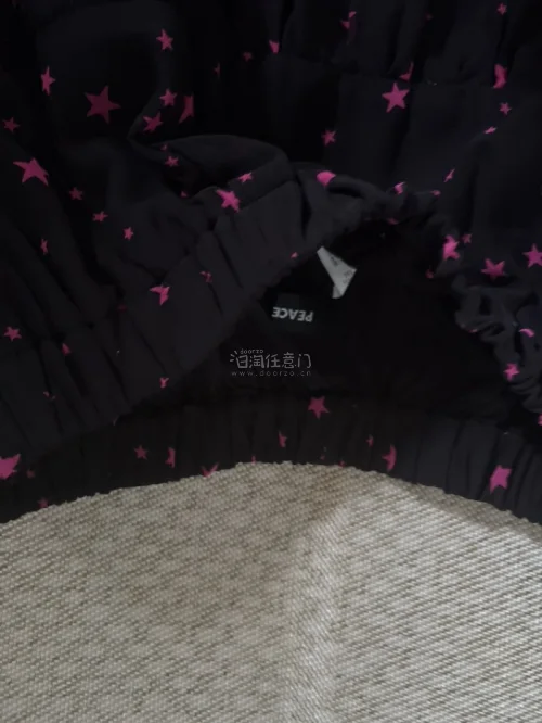 这条半身裙甜酷氛围感拉满，黑底搭配玫粉色星星印花十分亮眼，层层蛋糕裙的版型蓬松灵动，自带防走光内衬，雪纺面料轻盈，非常适配亚文化、日系辣妹风格。